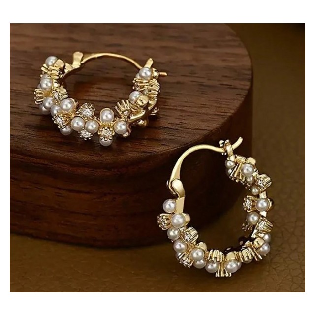 Elegantni uhani s perlicami – romantičen in luksuzen videz