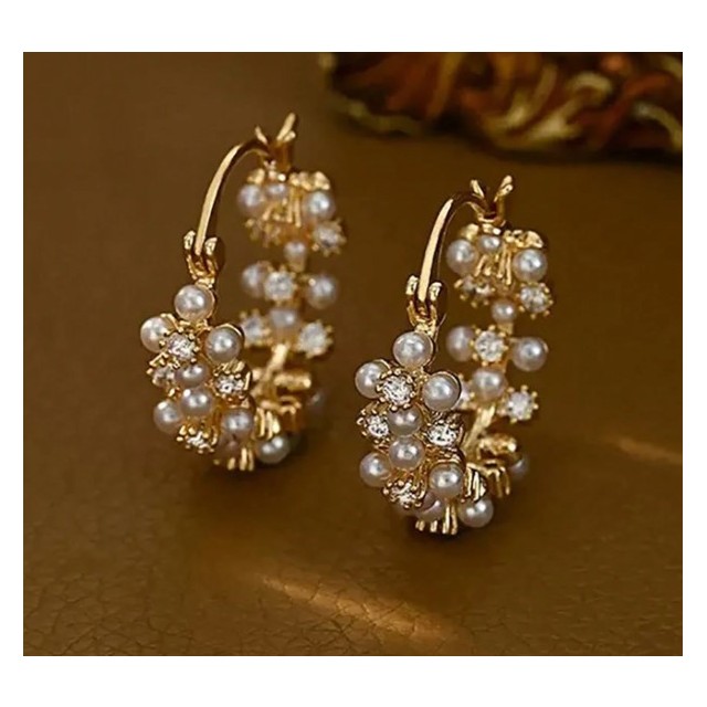 Elegantni uhani s perlicami – romantičen in luksuzen videz