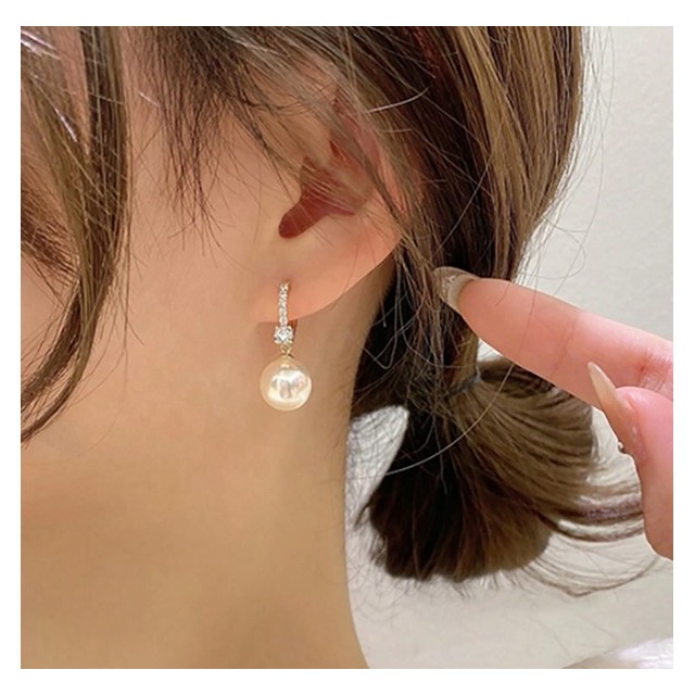 Elegantni viseči uhani s perlo