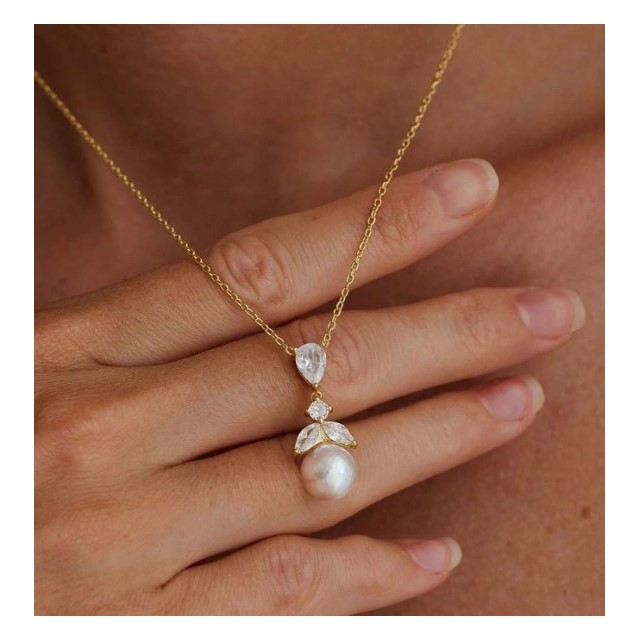 Elegantna ogrlica s perlico in kristalčki