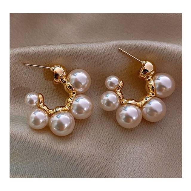 Prefinjeni okrogli uhani s perlicami 