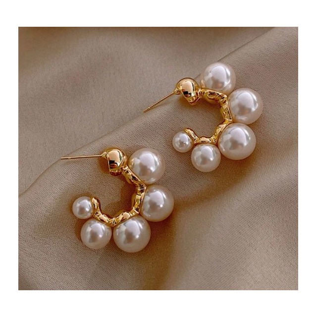 Prefinjeni okrogli uhani s perlicami 