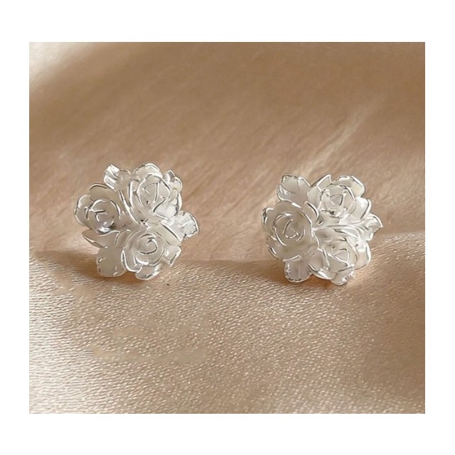 Prefinjeni vtični uhani z rožicami