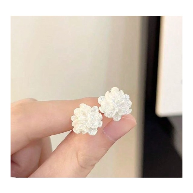 Prefinjeni vtični uhani z rožicami