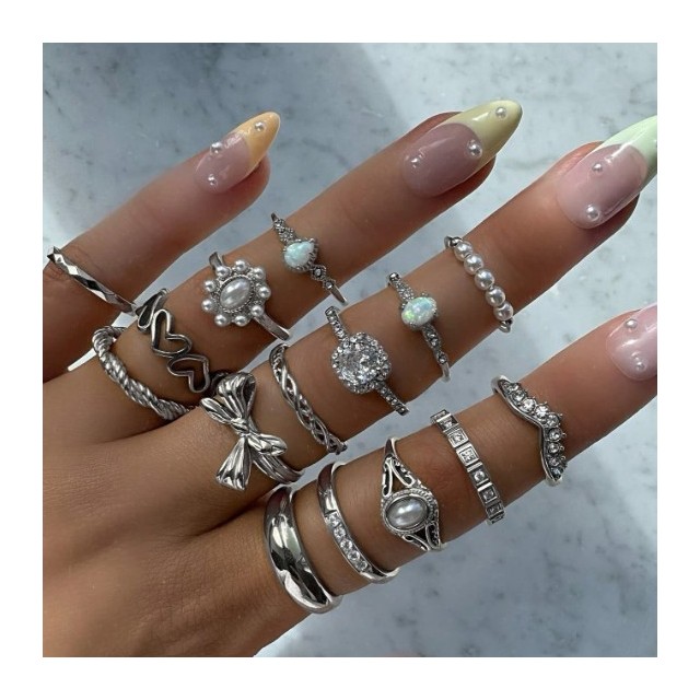 15 delni set prstanov v srebrni barvi 