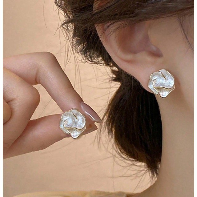 Elegantni uhani v obliki rožic z zlatim robom