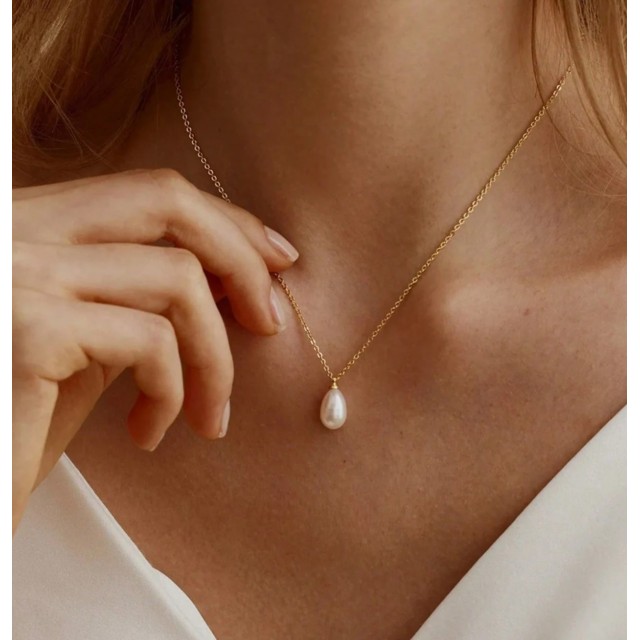 Minimalistična verižica s kapljičastim biserom