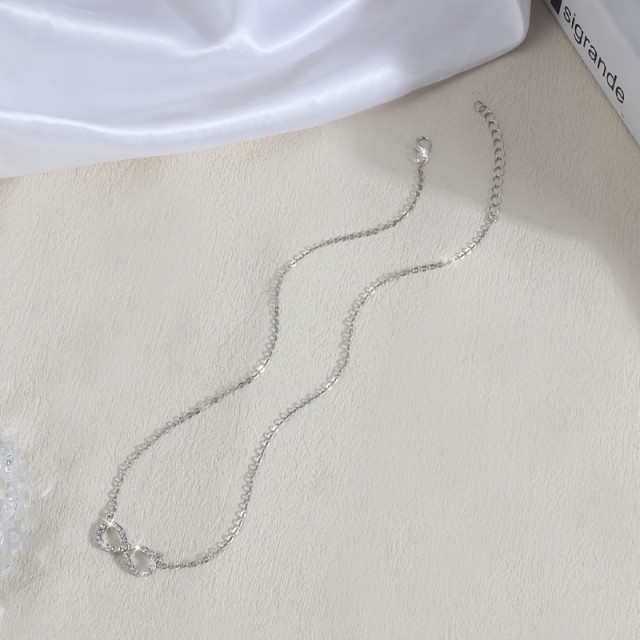 Elegantna ogrlica z znakom neskončnosti v srebrni barvi