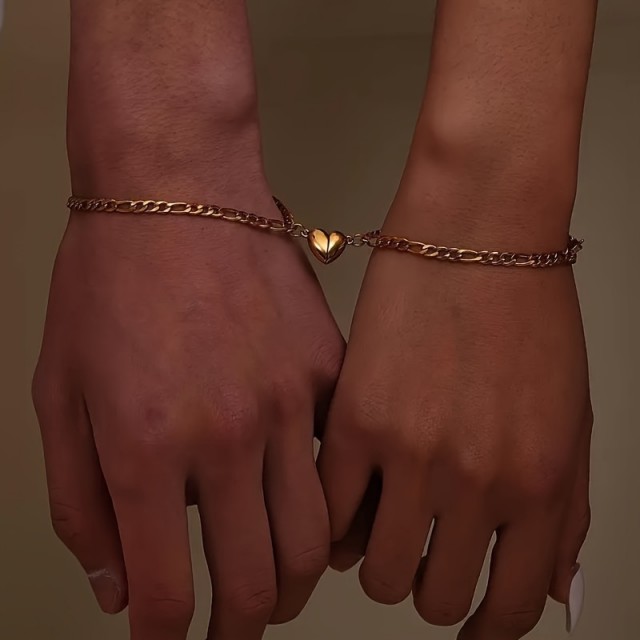 Komplet 2 zlatih zapestnic za pare z magnetnim srcem