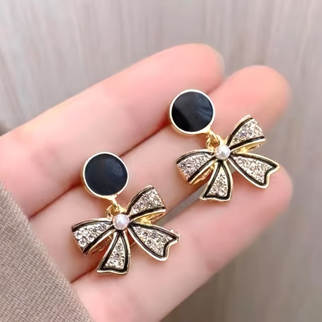 Elegantni uhani iz zlitine s pentljico