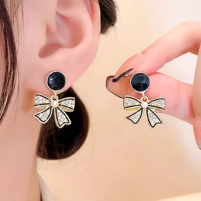 Elegantni uhani iz zlitine s pentljico