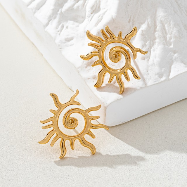 Modni uhani v zlati barvi s sončnimi žarki 