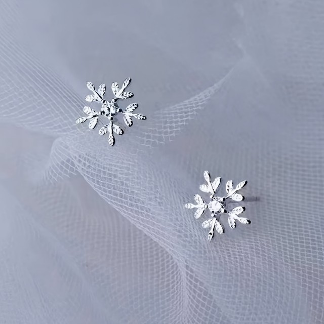 Majhni prisrčni uhani v obliki snežinke