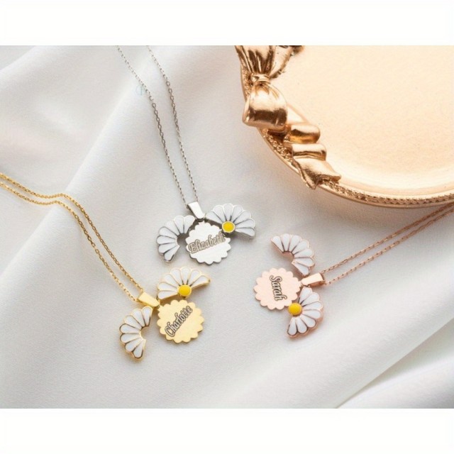 Personalizirana ženska ogrlica z marjetico in gravuro po želji