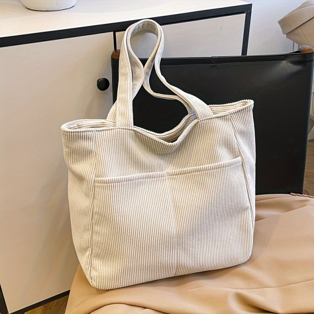 Prostorna žametna torbica v bež barvi