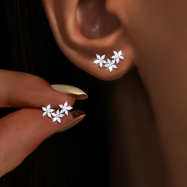 Elegantni uhani z motivom treh rožic