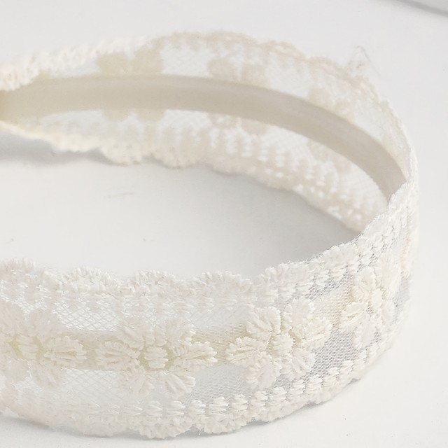 Bel čipkast obroč za lase s cvetlicami