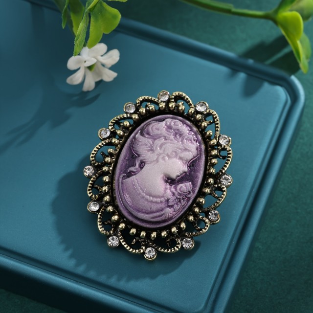 Elegantna broška v viktorijanskem slogu več barv 