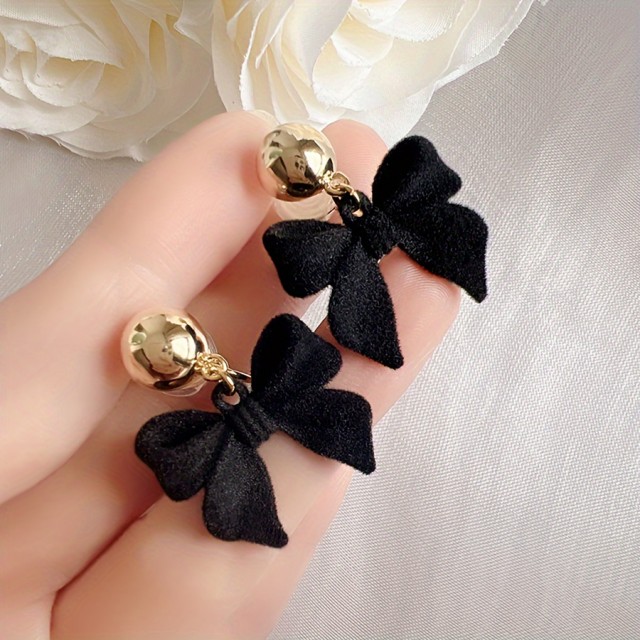 Šik uhani s črno pentljo viseči