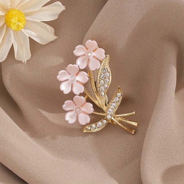 Elegantna boho chic broška s cvetovi