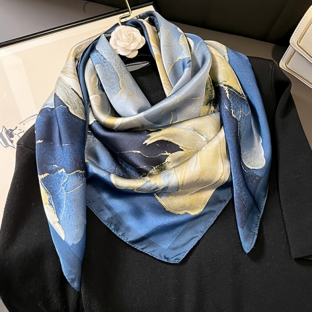 Elegantna ženska kvadratna ruta v modri barvi s cvetjem