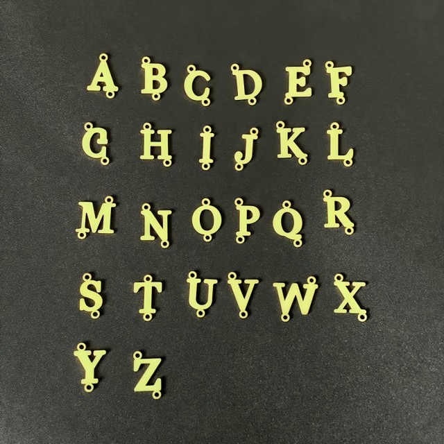 Nastavljiva zapestnica z zlato inicialko