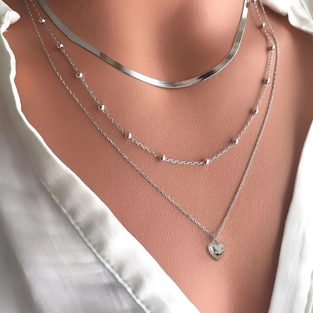 Elegantna triplastna ogrlica v srebrni barvi