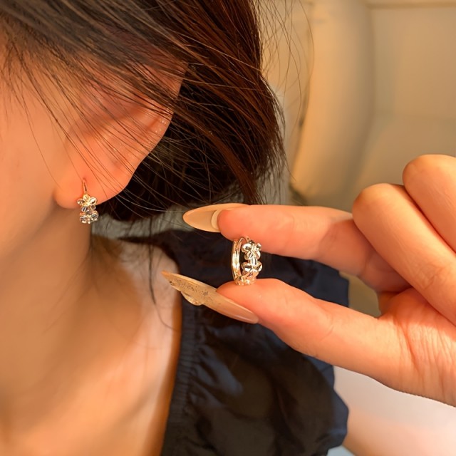 Elegantni uhani s cvetjem srebrne barve