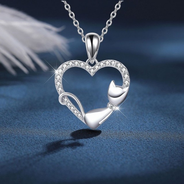 Elegantna ogrlica z mucko v srcu