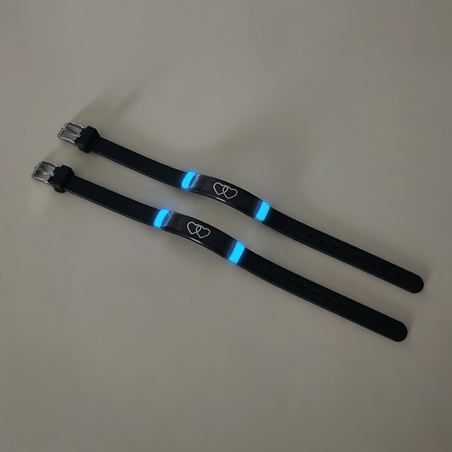 Komplet 2 zapestnic z motivom povezanih src – svetita v temi