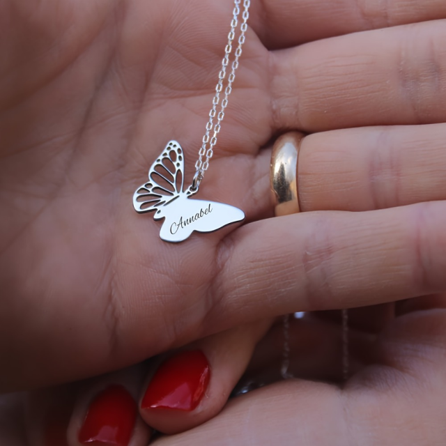Personalizirana ogrlica z metuljem in gravuro po želji