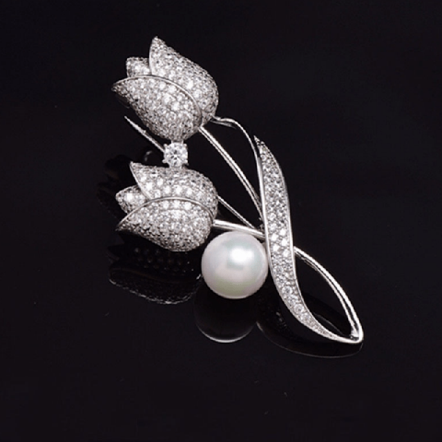 Elegantna broška s tulipanom srebrne barve