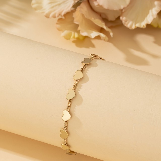 Nastavljiva ženska zapestnica s srci zlate barve