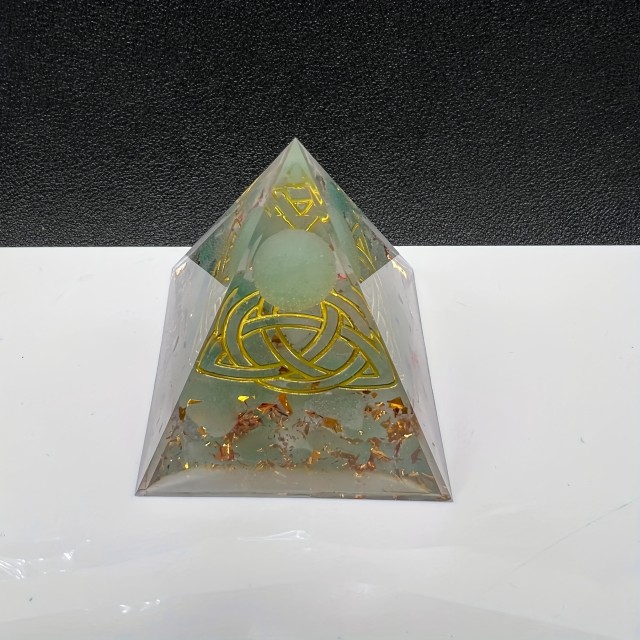 Orgonitna piramida z naravnim kamnom aventurina reiki