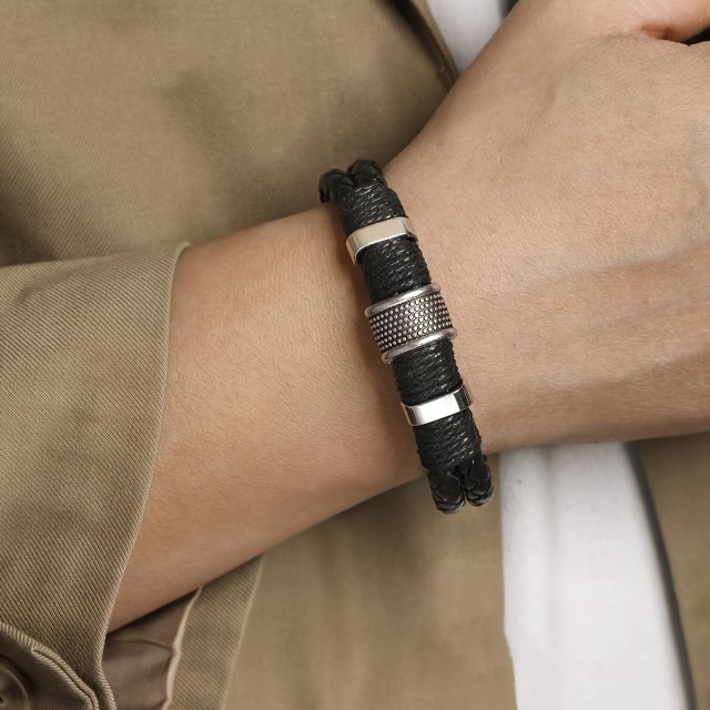Moška pletena usnjena zapestnica s kovinskimi obročki