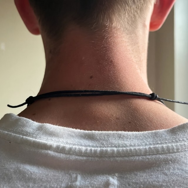 Moška klasična lesena ogrlica s križem