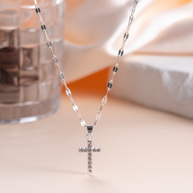 Elegantna ogrlica z obeskom križa