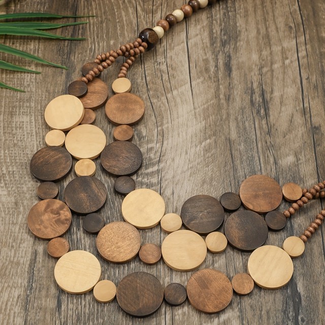 Elegantna jesenska ogrlica z lesenimi krogi