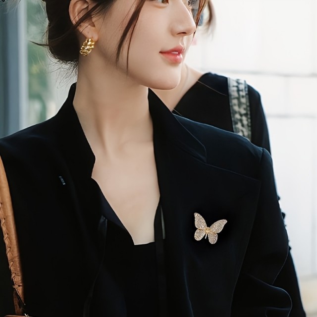 Elegantna zlata broška z metuljčkom