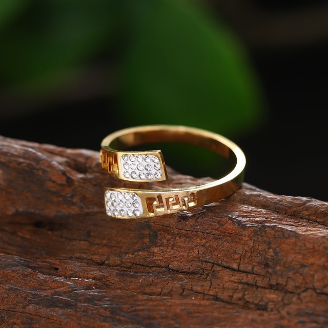 Elegantni prstan iz nerjavečega jekla v zlati barvi