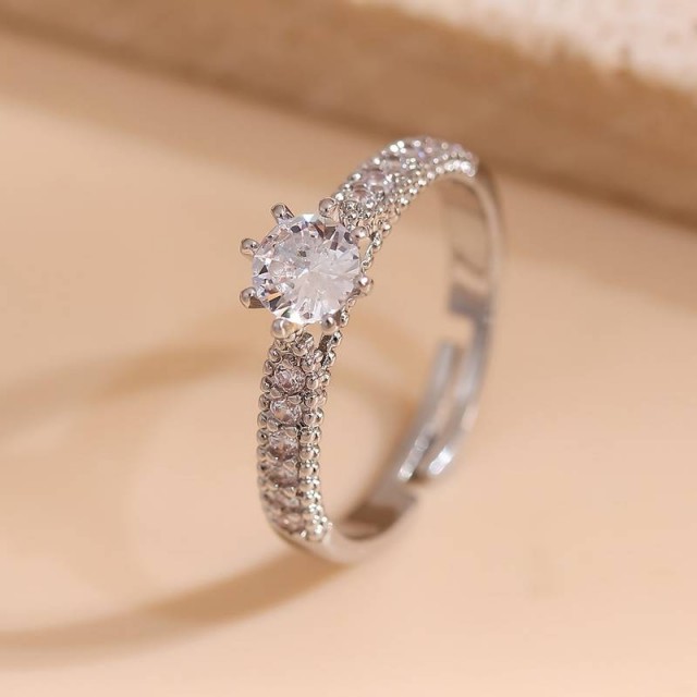 Luksuzen nastavljiv prstan v srebrni barvi s cirkoni