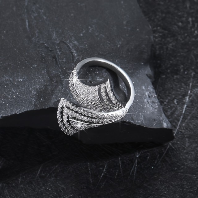 Elegantni nastavljiv prstan z okrasnimi kamni 