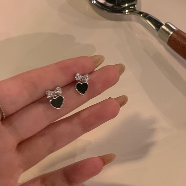 Prisrčni uhani v črni barvi s srcem