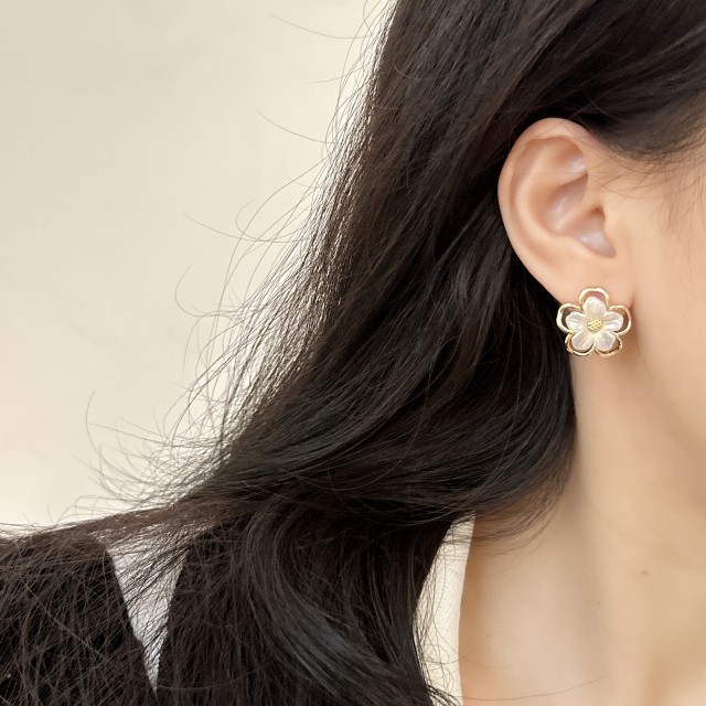 Vtični uhani z majhnim cvetličnim dizajnom