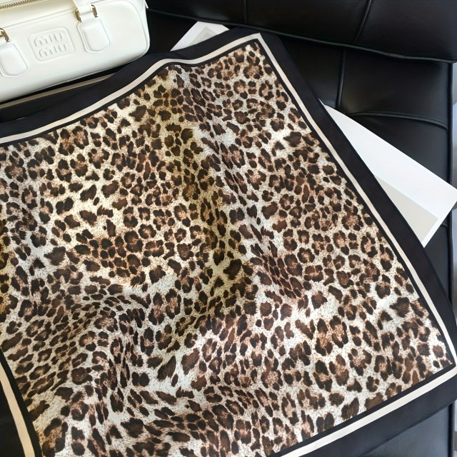 Elegantna ženska kvadratna ruta z leopardjim potiskom