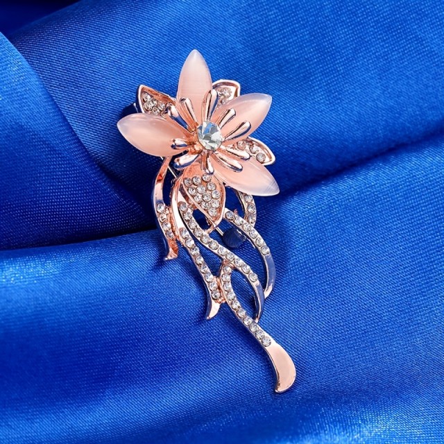 Bleščeča cvetlična broška v rose gold barvi