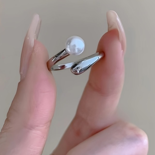 Nastavljiv eleganten prstan s perlico 