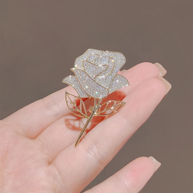 Elegantna broška z zlato vrtnico