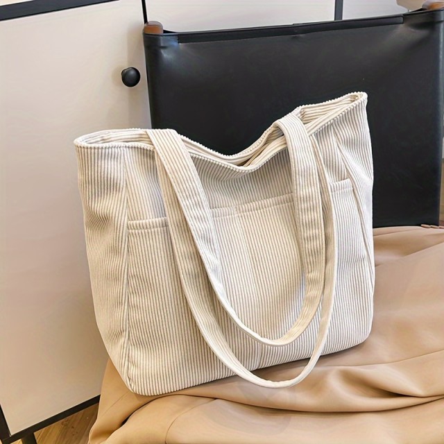 Prostorna žametna torbica v bež barvi