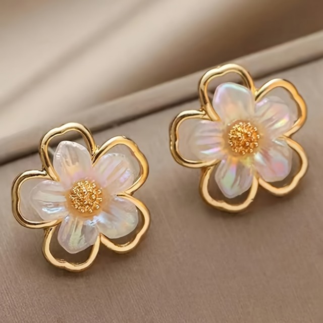 Vtični uhani z majhnim cvetličnim dizajnom